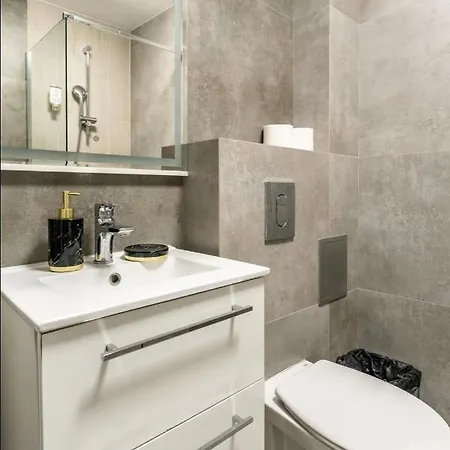 Close-golden - Bright And Cozy - Center - Kred * Warszawa